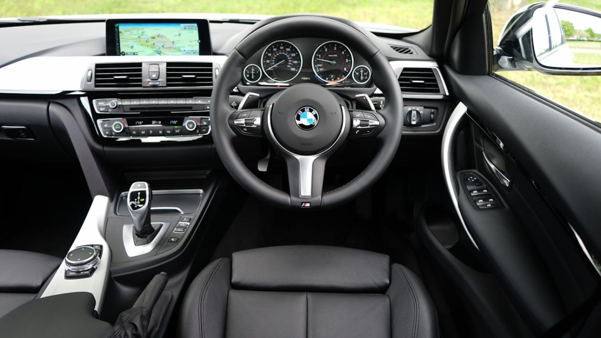 Purvas, vanduo ir druska: kas iš tikrųjų naikina automobilio saloną žiemą?