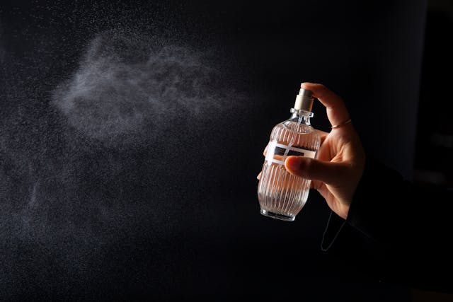 Kvepalų sąveika su audiniais: kodėl tas pats aromatas ant kašmyro ir ant lino kvepia skirtingai